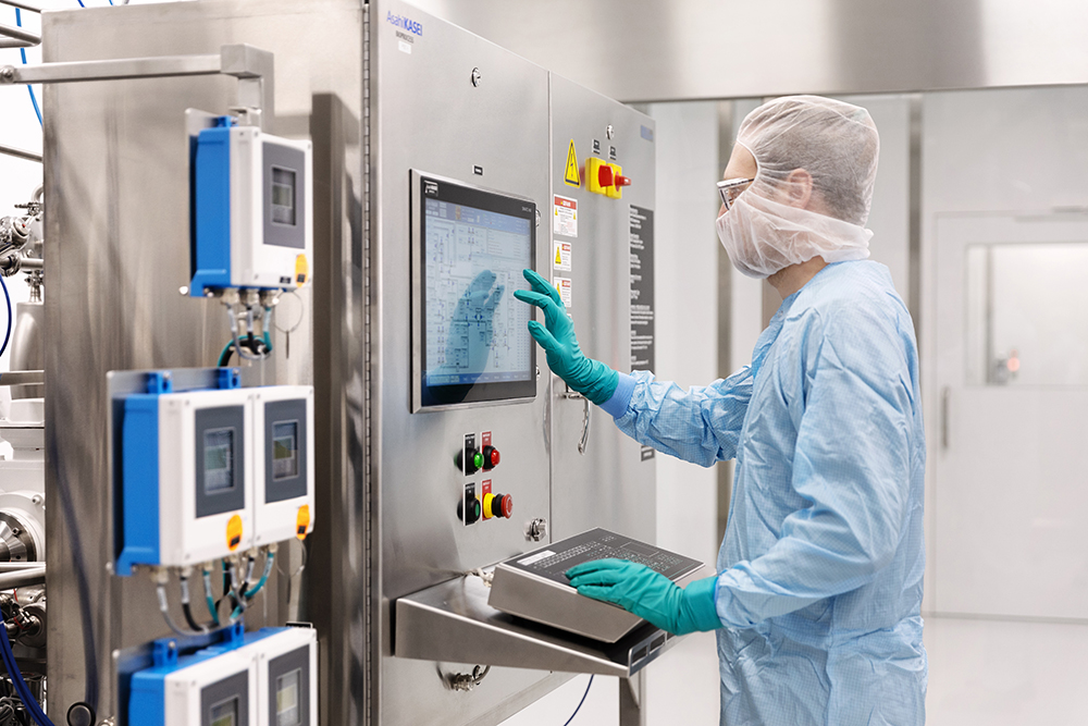 Scientist using Asahi Kasei downstream instrument at Axolabs Berlin CDMO site